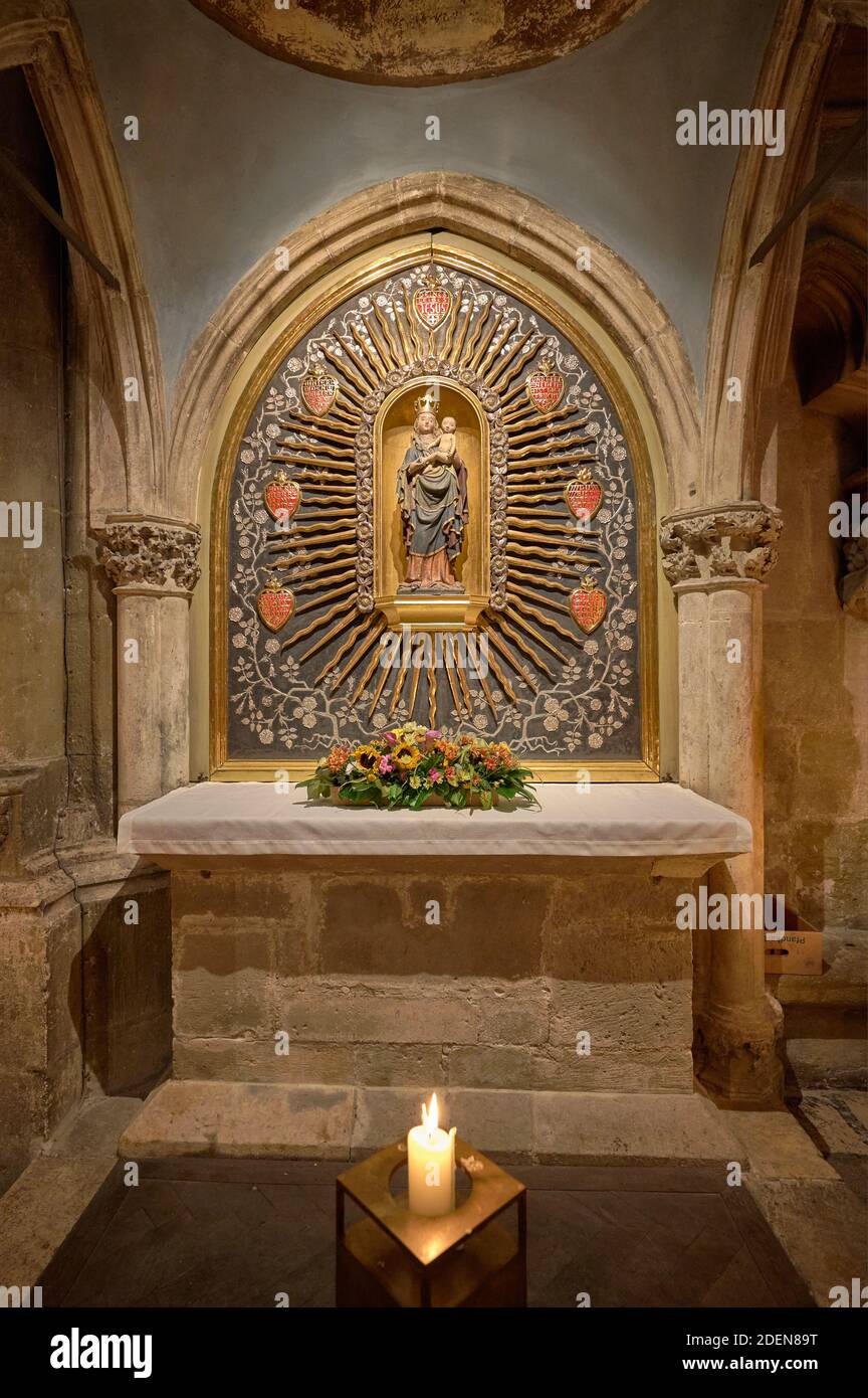 Kerzen unter dem kleinen Altar mit Maria & dem Jesuskind im Dom St. Peter, Regensburg, Bayern, Deutschland Stockfoto
