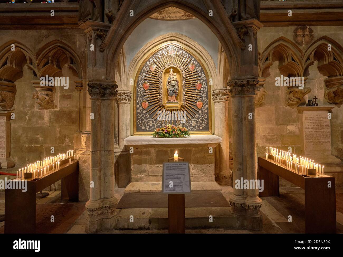 Kerzen unter dem kleinen Altar mit Maria & dem Jesuskind im Dom St. Peter, Regensburg, Bayern, Deutschland Stockfoto