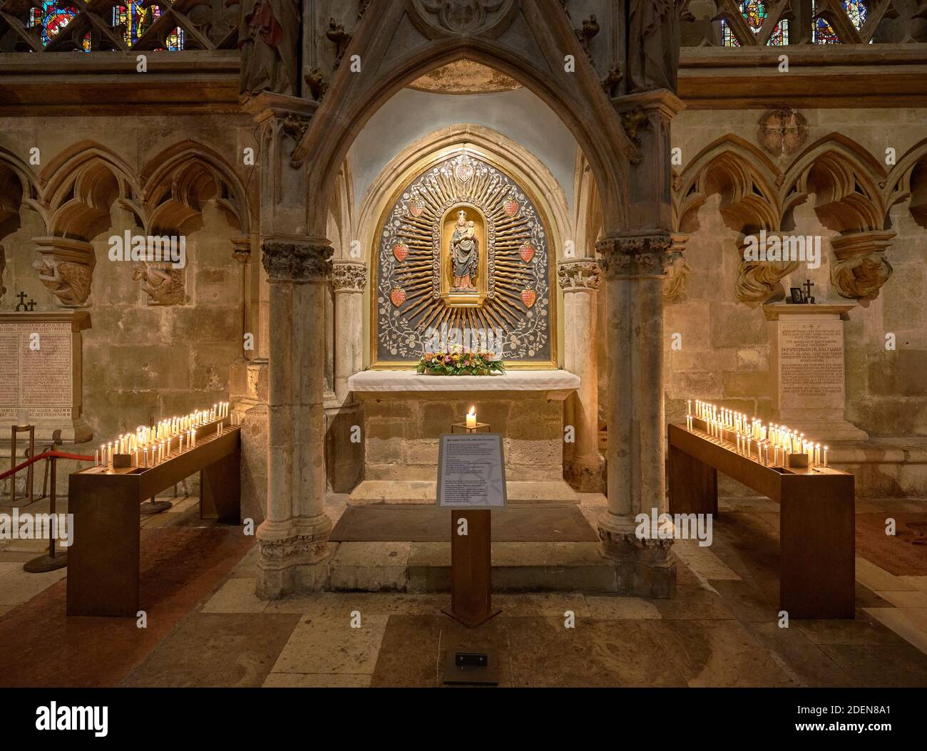 Kerzen unter dem kleinen Altar mit Maria & dem Jesuskind im Dom St. Peter, Regensburg, Bayern, Deutschland Stockfoto