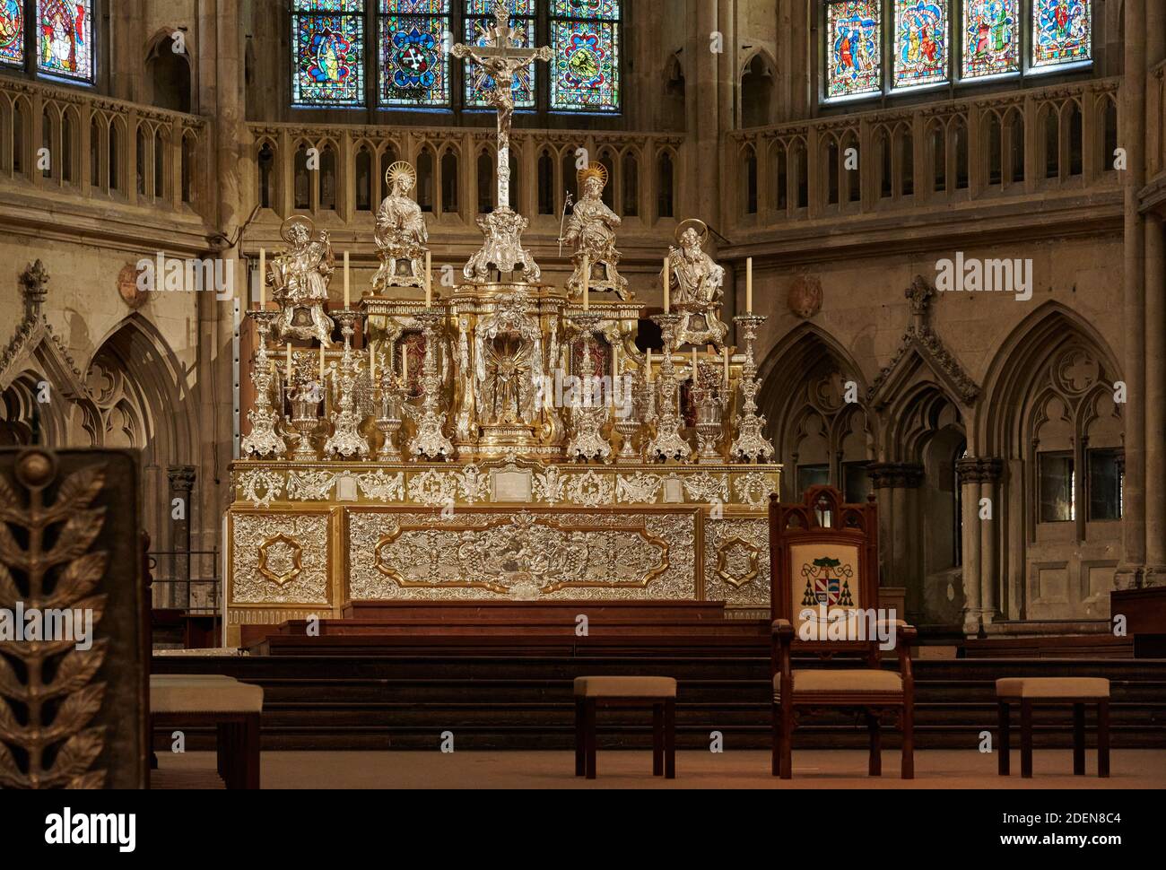 Altar und Buntglasfenster des Doms St. Peter, Regensburg, Bayern, Deutschland Stockfoto