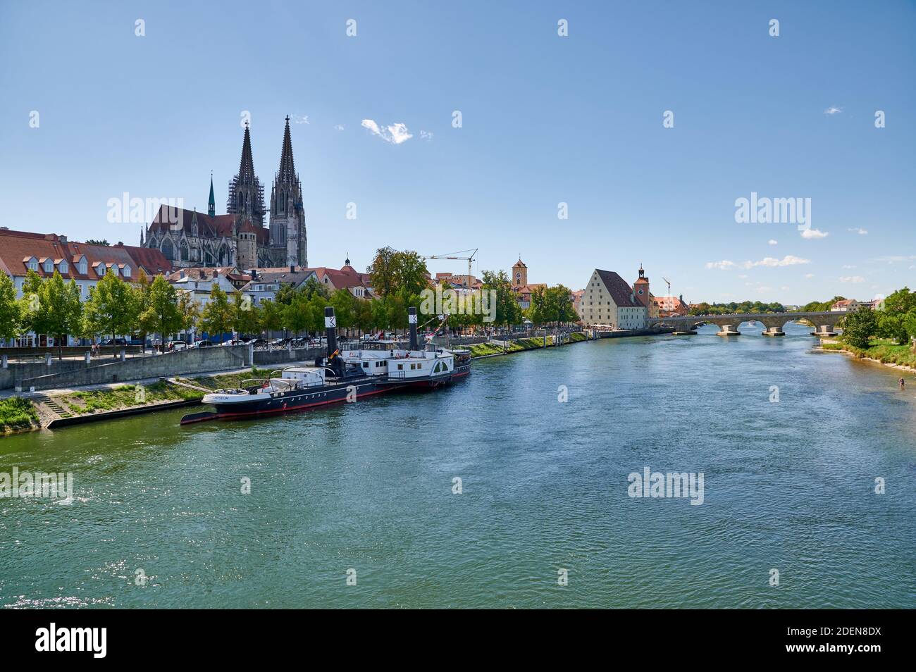 Der Petersdom mit dem RUTHOF / ÉRSEKCSANÁD Schiffsmuseum an der Donau im Vordergrund, Regensburg, Bayern, Deutschland Stockfoto