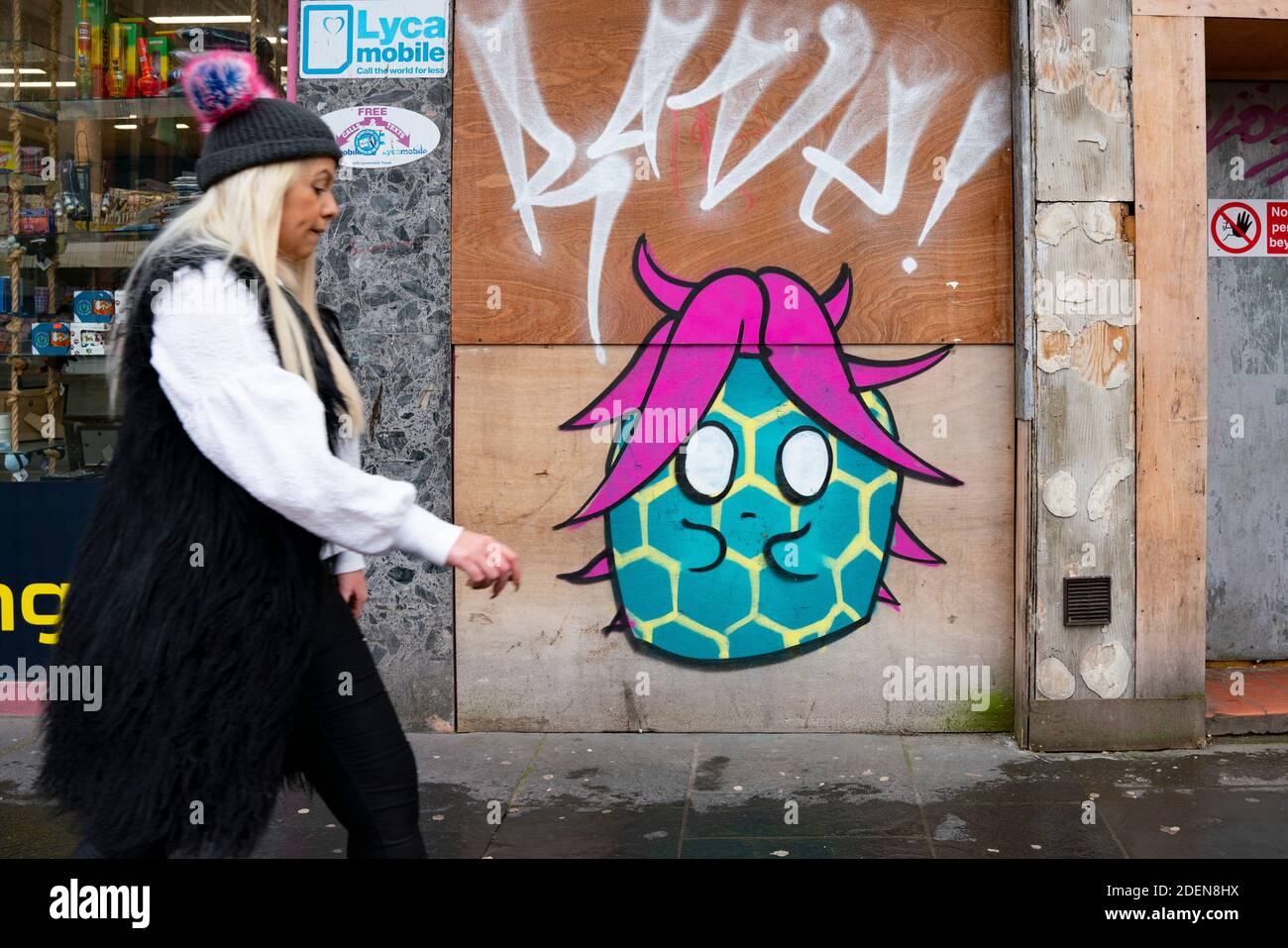 Glasgow, Schottland, UK.1. Dezember 2020. Coronavirus-Gesundheitswarnungen, Ladendisplay und Graffiti im Stadtzentrum von Glasgow. Im Bild: Coronavirus-Graffiti auf einer Glasgow Street. Iain Masterton/Alamy Live News Stockfoto