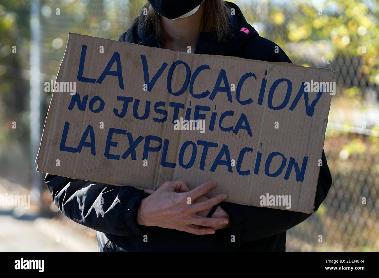 Valdebebas, Spanien. 01. Dezember 2020: Protestierende, die am 01. Dezember 2020 in Valdebebas, Spanien, bei einer Demonstration gegen die Eröffnung eines neuen Pandemie-Krankenhauses im Krankenhaus Enfermera Isabel Zendal Schilder zum Schutz der öffentlichen Gesundheit hielten. Quelle: May Robledo/Alfa Images/Alamy Live News Stockfoto