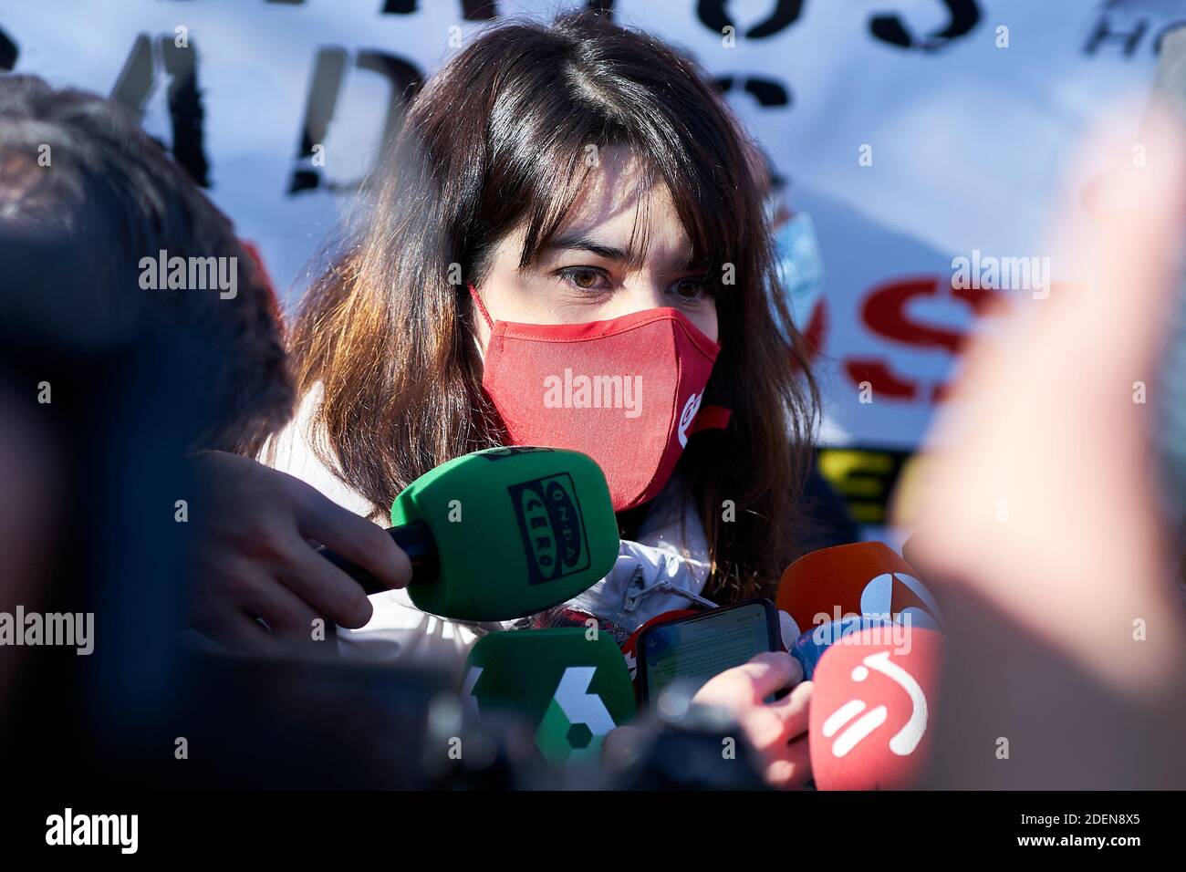 Valdebebas, Spanien. 01. Dezember 2020: Isabel Serra, Sprecherin der spanischen politischen Partei Podemos, spricht öffentlich während einer Demonstration gegen die Eröffnung eines neuen Pandemiekrankenhauses im Krankenhaus Enfermera Isabel Zendal am 01. Dezember 2020 in Valdebebas, Spanien. Quelle: May Robledo/Alfa Images/Alamy Live News Stockfoto