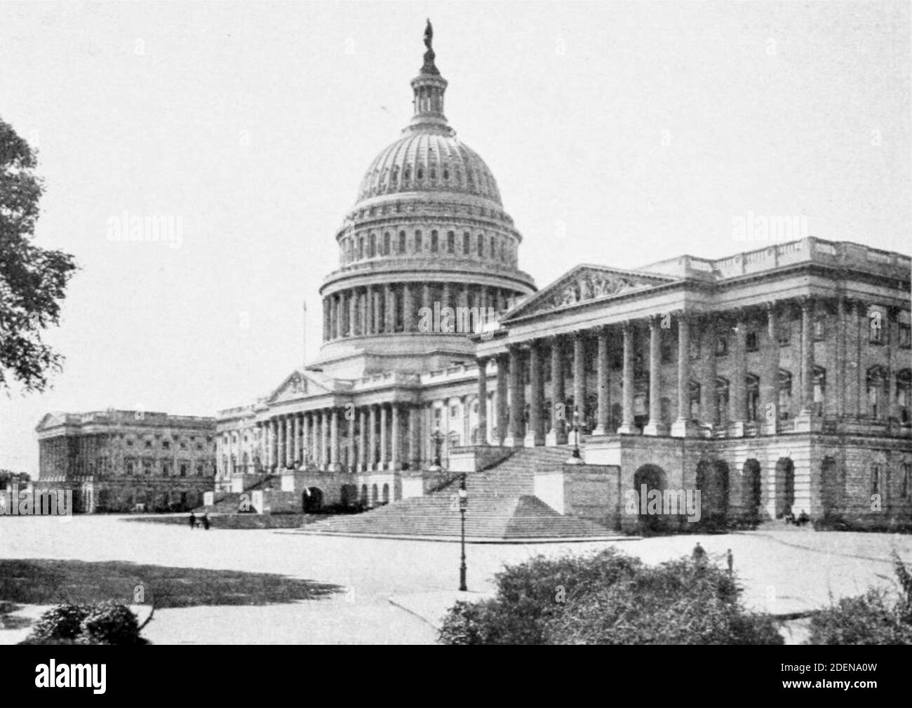 Altes Vintage-Foto des Weißen Hauses auf Capitol Hill, Washington, Vereinigte Staaten von Amerika. Straßenszene mit sehr wenigen Anwesenden. Stockfoto