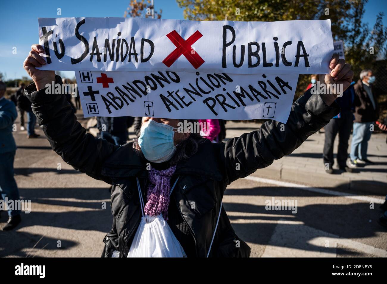 Madrid, Spanien. Dezember 2020. Ein Protestant, der ein Plakat zur Unterstützung der öffentlichen Gesundheitsversorgung aufwirft und gegen die Einweihung des Krankenhauses Enfermera Isabel Zendal protestiert. Das neue Notkrankenhaus wurde in drei Monaten mit einem Preis von ca. 100 Millionen Euro für Pandemien oder gesundheitliche Notfälle gebaut, mit 1,000 Betten, die Patienten mit Coronavirus (COVID-19) versorgen könnten. Quelle: Marcos del Mazo/Alamy Live News Stockfoto