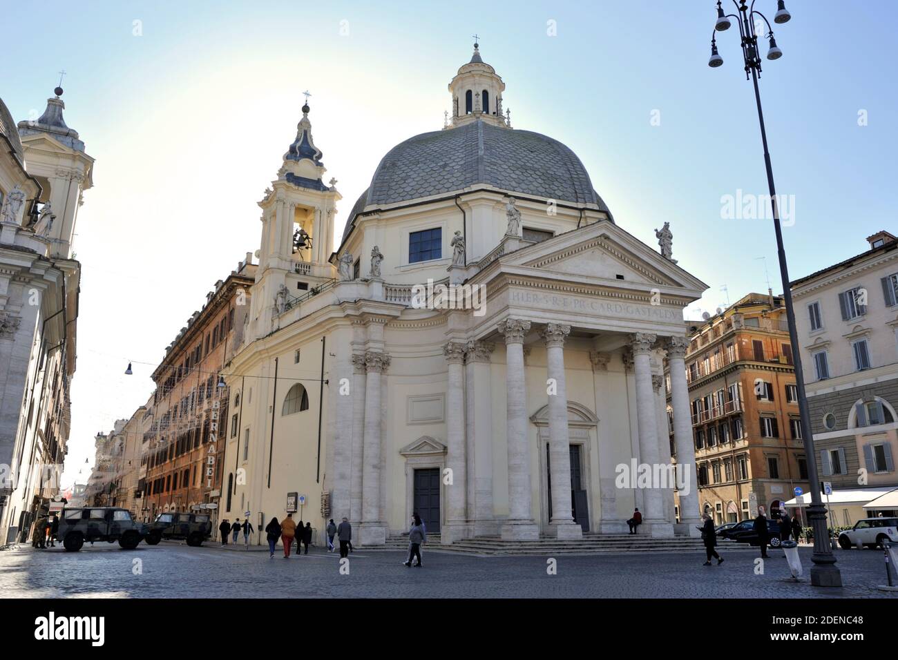 Italien, Rom, Piazza del Popolo, Kirche Santa Maria dei Miracoli Stockfoto