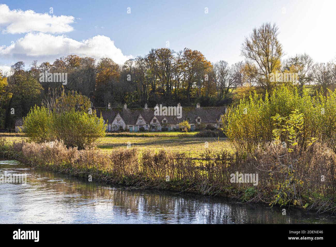 Herbst in den Cotswolds - The River Coln, Rack Isle und Arlington Row im Dorf Bibury, Gloucestershire UK Stockfoto