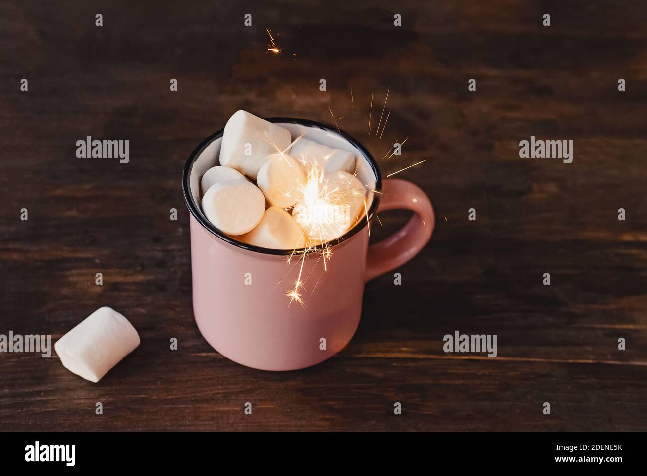 Tasse heiße Schokolade oder Kakao mit Marshmallows mit brennendem Sparkler. Winterurlaub Getränk. Stockfoto