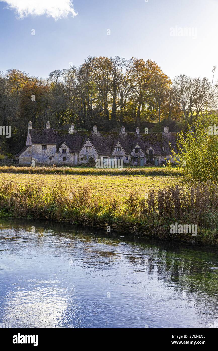 Herbst in den Cotswolds - The River Coln, Rack Isle und Arlington Row im Dorf Bibury, Gloucestershire UK Stockfoto