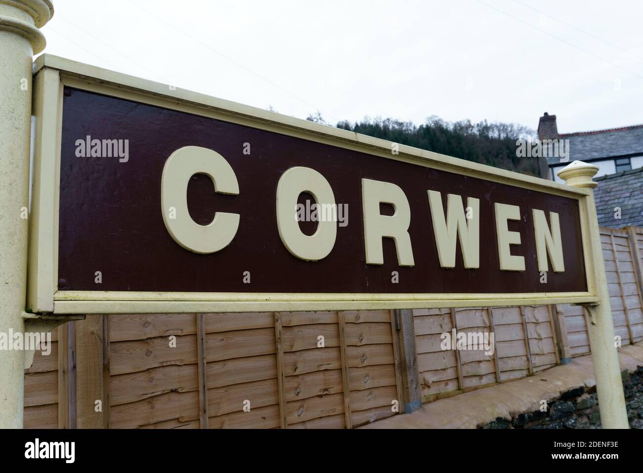 Altes Bahnhofsschild in der Nähe des Corwen Hauptbahnhofs unter Bau durch den Freiwilligen Llangollen Railway Trust Stockfoto