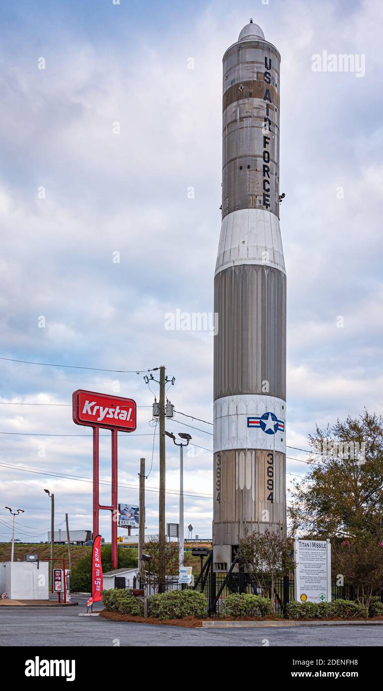 Eine US Titan I interkontinentale ballistische Rakete steht als Wahrzeichen am Straßenrand entlang der I-75 an der Ausfahrt Cordele in Mittelgeorgien. (USA) Stockfoto