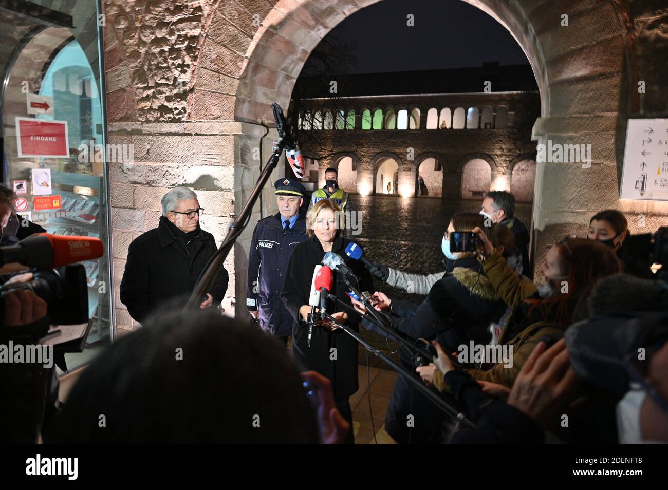 Trier, Deutschland. Dezember 2020. Malu Dreyer (SPD), Ministerpräsident von Rheinland-Pfalz und Roger Lewentz (l. SPD), Innenminister von Rheinland-Pfalz, geben vor der Porta Nigra eine Presseerklärung ab. Am Nachmittag war ein Mann mit einem Auto durch die Fußgängerzone von Trier gefahren, um Menschen zu verletzen und zu töten. Quelle: Harald Tittel/dpa/Alamy Live News Stockfoto