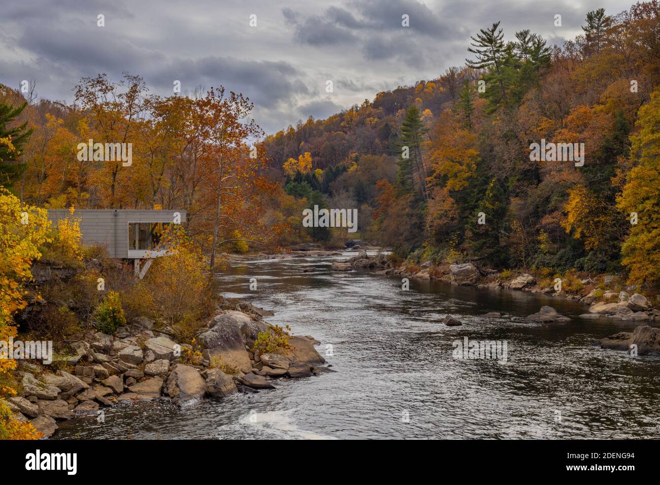 Ein Blick auf den Youghiogheny Fluss, Besucherzentrum und die umliegenden Hügel im Ohiopyle State Park. Stockfoto