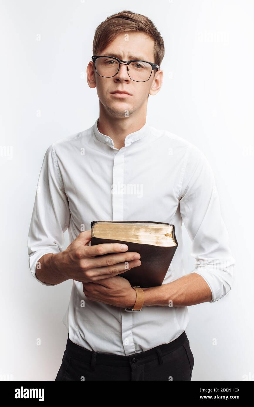 Mann, der Bibel liest, weißer Hintergrund, Buch in der Hand Nahaufnahme, isoliert Stockfoto