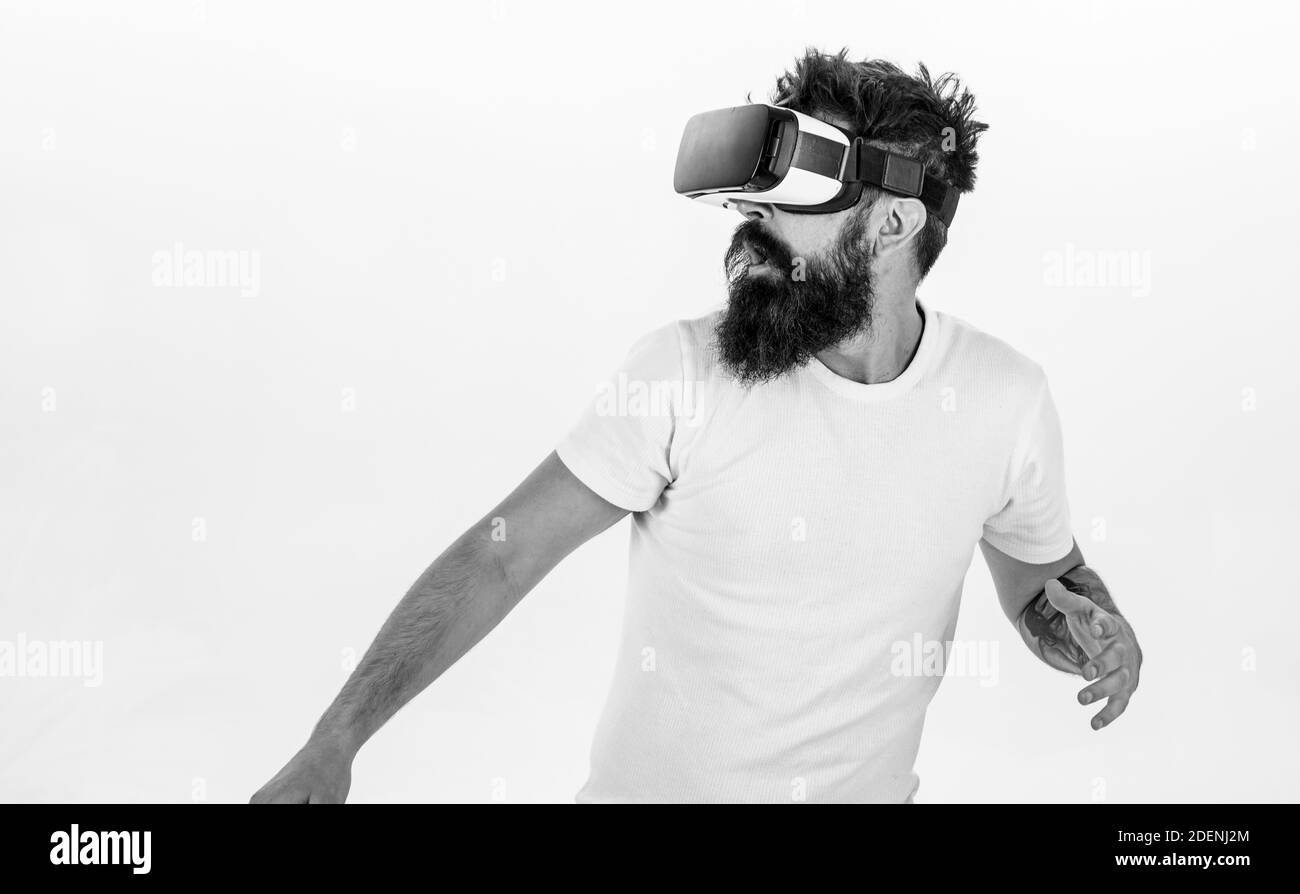 Mann mit Bart in VR-Brille weglaufen, weißer Hintergrund. VR-Spielkonzept. Kerl mit Kopf montiert Display laufen in der virtuellen Realität. Hipster auf Angst Gesicht Erforschung der virtuellen Realität mit modernen Gadget. Stockfoto