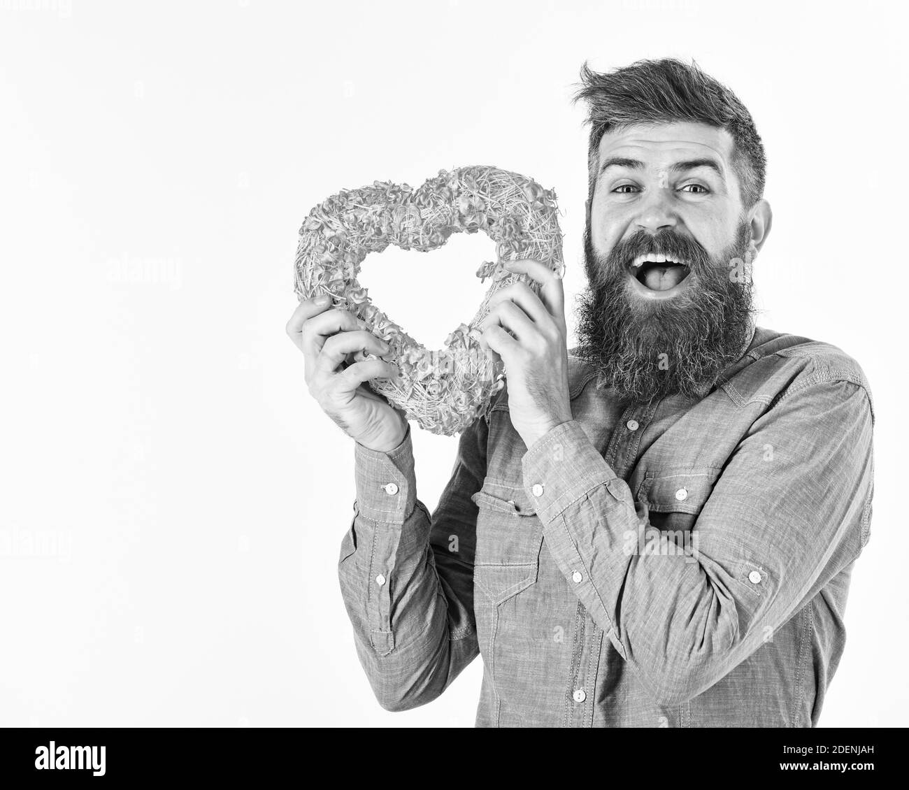 Portrait von stattlicher Mann mit rosa Herzen. Valentins Tag. Valentines Konzept. Mann mit Herz in seinen Händen. Stockfoto