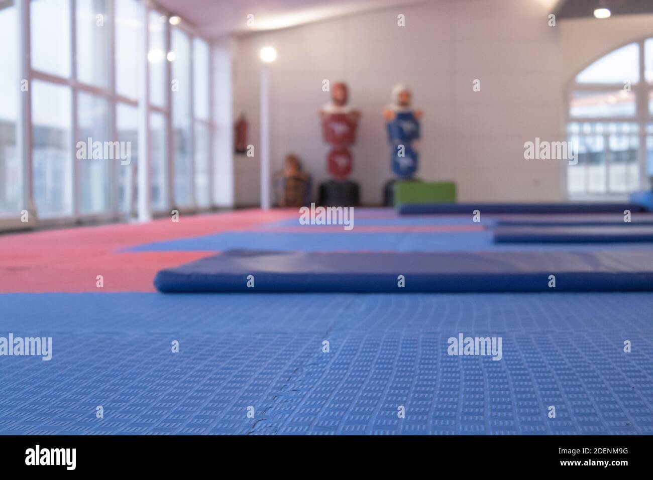 Trainingsraum mit Trainingsausrüstung für Kampfkünste Stockfoto