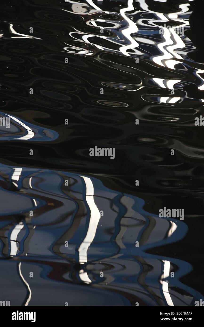 Reflexionen erzeugen abstrakte Muster im Wasser eines Ozeans Hafen Stockfoto