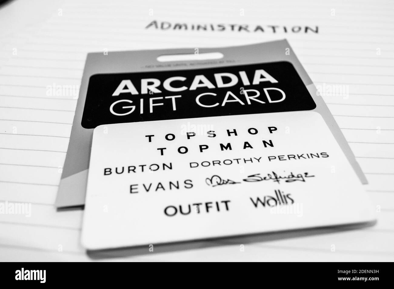 LONDON, ENGLAND - 1. Dezember 2020: Arcadia Administration Konzeptfoto. Arcadia Geschenkkarte abgebildet den Tag nach Arcadia Verwaltung war ann Stockfoto