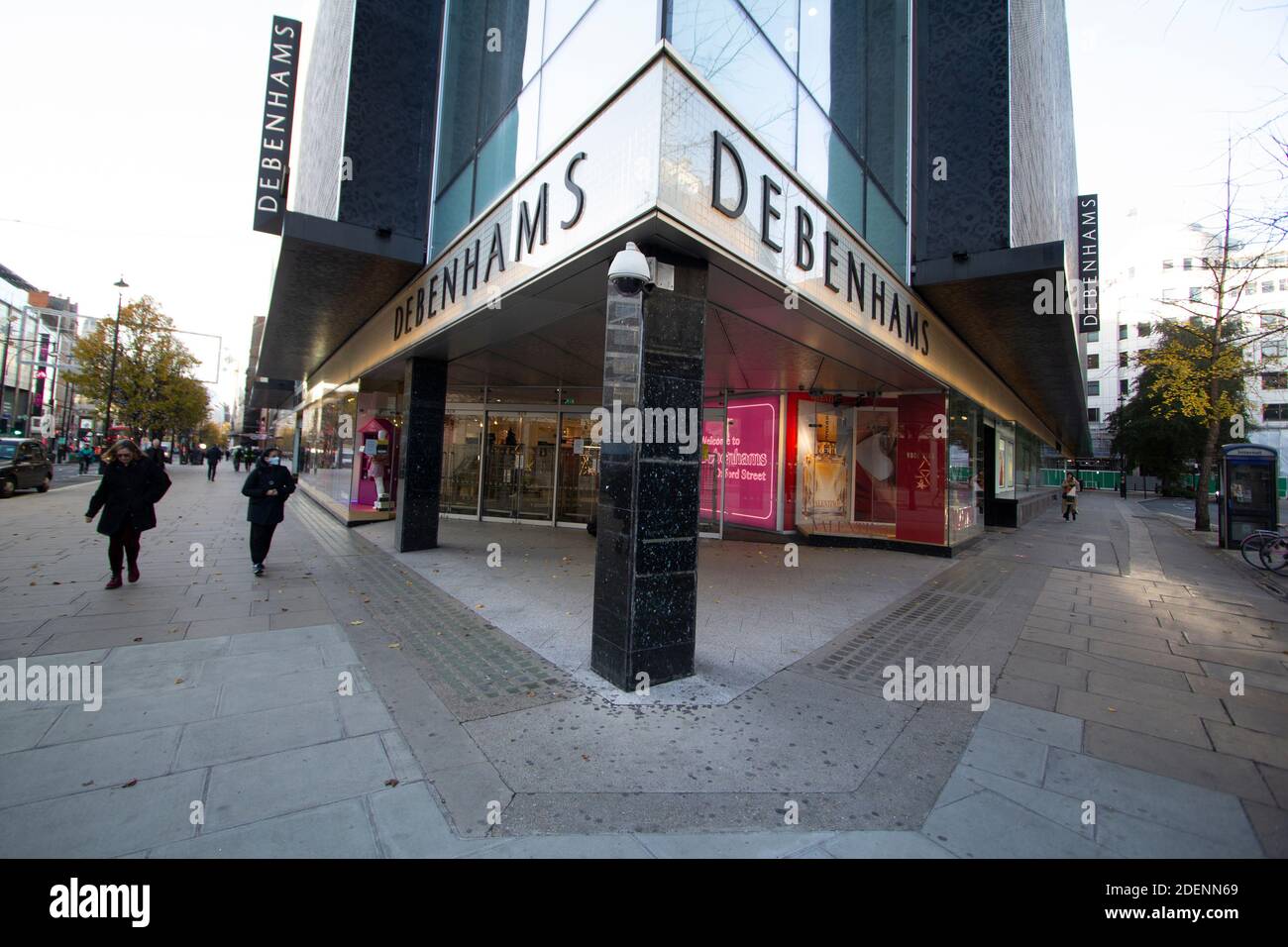 Debenhams leer Oxford Street London Einkaufsstraße während der Zwangskrise wird das Kaufhaus liquidiert Stockfoto