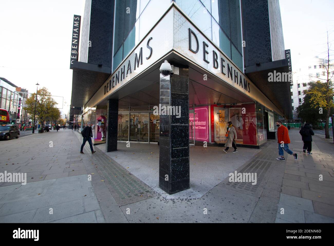 Debenhams leer Oxford Street London Einkaufsstraße während der Zwangskrise wird das Kaufhaus liquidiert Stockfoto