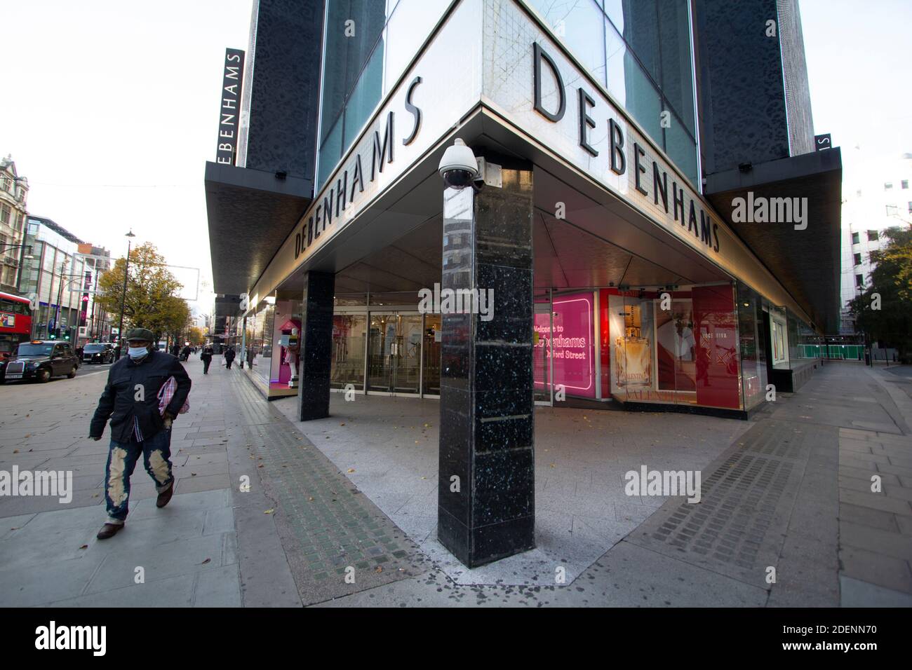 Debenhams leer Oxford Street London Einkaufsstraße während der Zwangskrise wird das Kaufhaus liquidiert Stockfoto