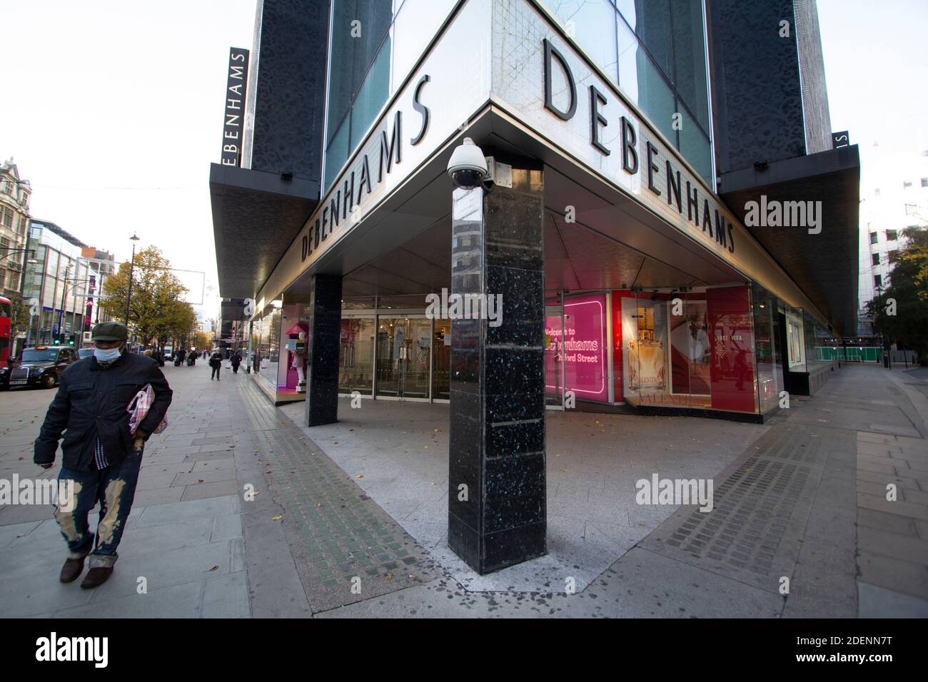 Debenhams leer Oxford Street London Einkaufsstraße während der Zwangskrise wird das Kaufhaus liquidiert Stockfoto