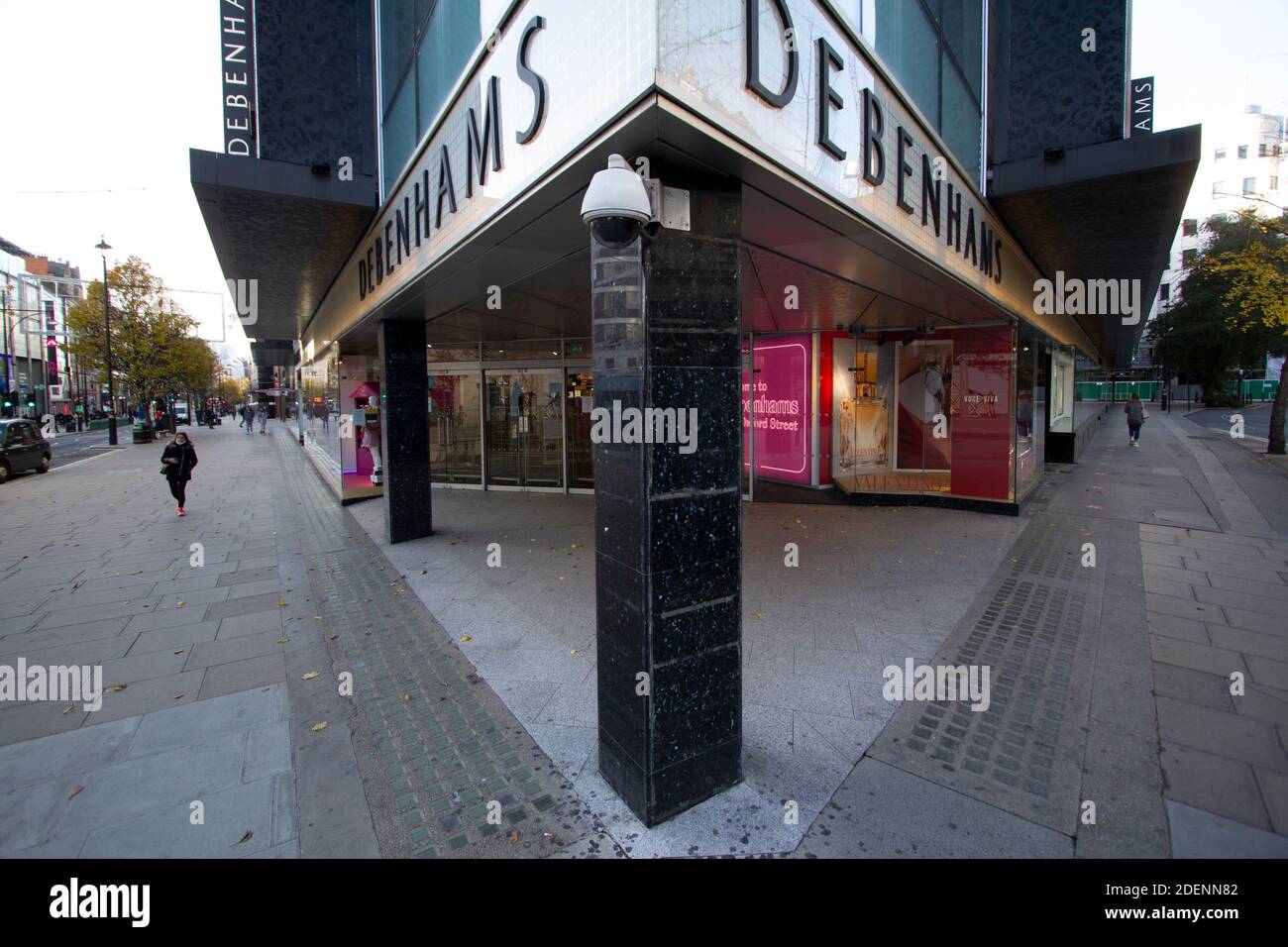 Debenhams leer Oxford Street London Einkaufsstraße während der Zwangskrise wird das Kaufhaus liquidiert Stockfoto