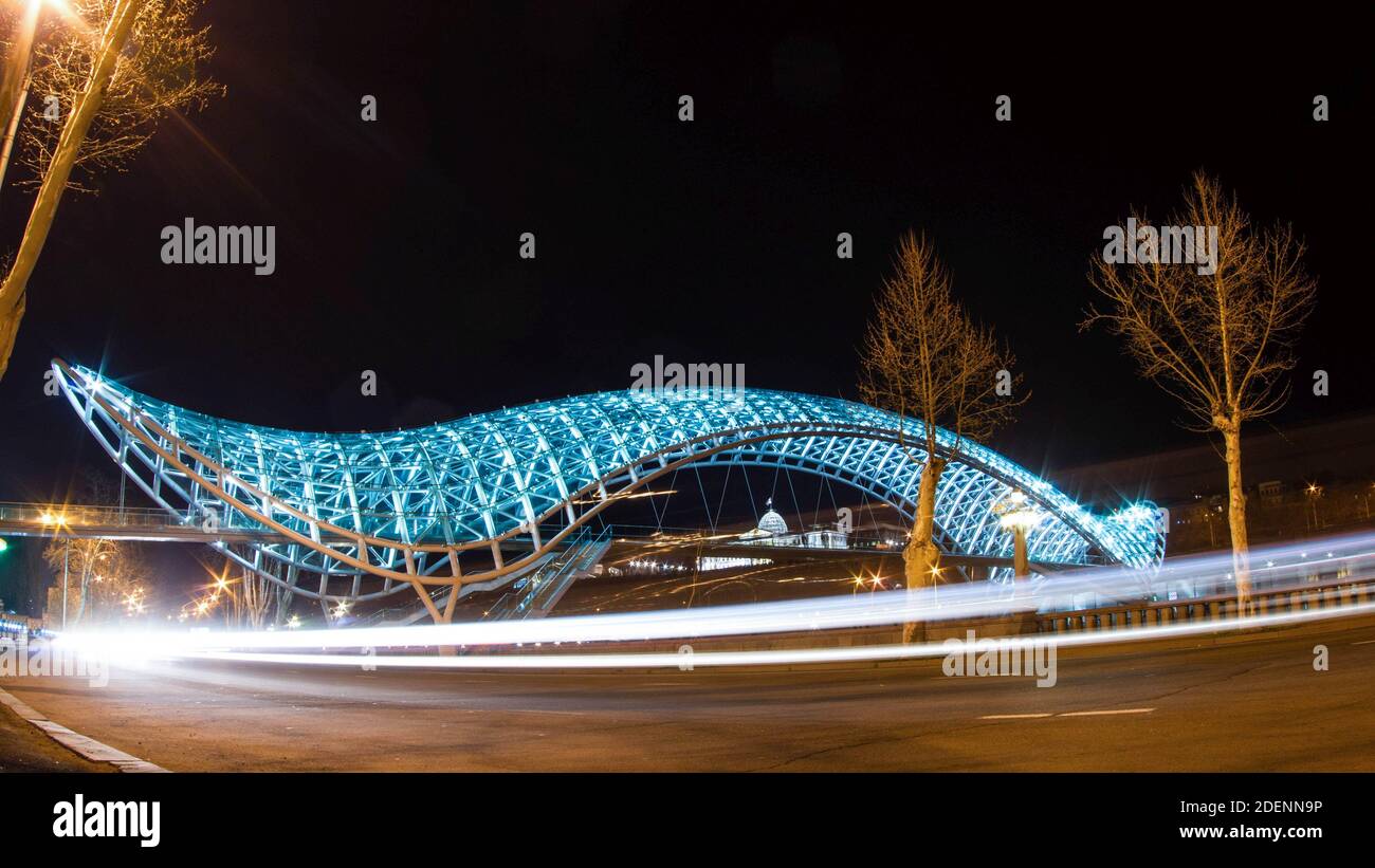 Schöne moderne Fußgängerbrücke in Tiflis, Georgien Stockfoto