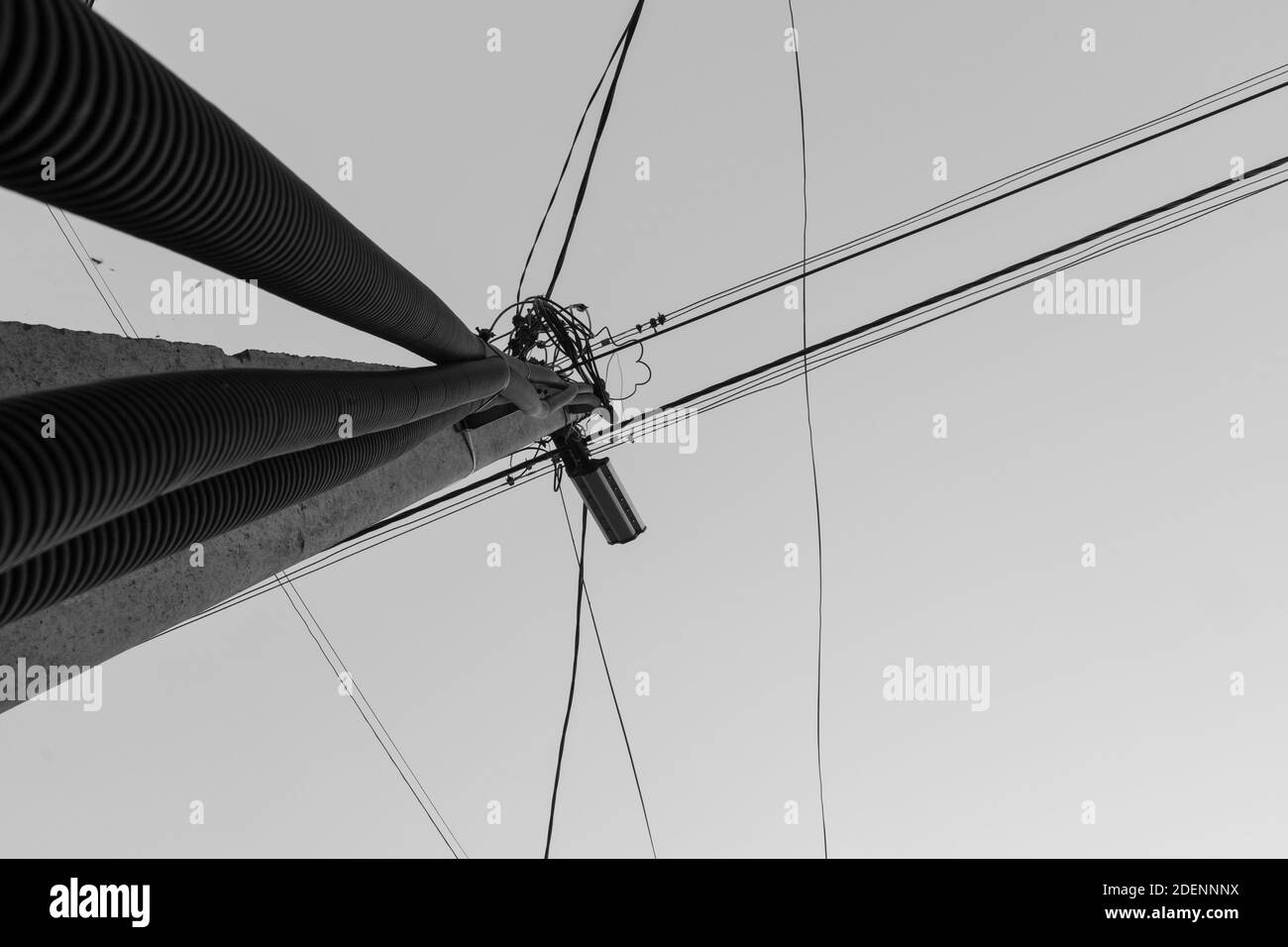 Strommast mit elektrischen Leitungen Stockfoto