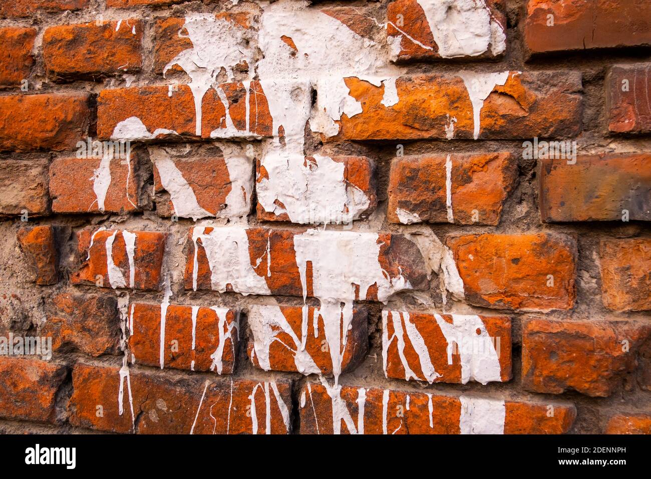 Farbflecken an der Ziegelwand Stockfoto