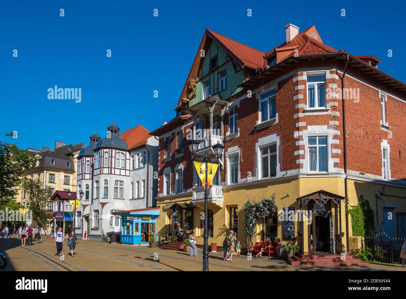Menschen auf der historischen Stadtstraße Stockfoto