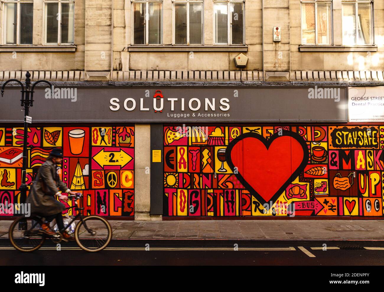 Ein im Stadtzentrum von Oxford in Auftrag gegebenes Wandgemälde des internationalen Künstlers Luke Embden, das an der Außenseite eines geschlossenen Geschäftsgebäudes ausgestellt ist. Stockfoto