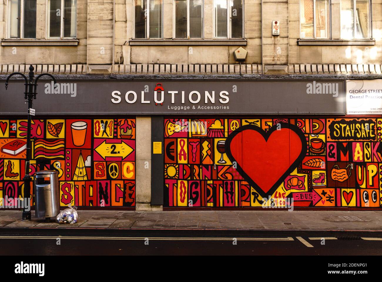 Ein im Stadtzentrum von Oxford in Auftrag gegebenes Wandgemälde des internationalen Künstlers Luke Embden, das an der Außenseite eines geschlossenen Geschäftsgebäudes ausgestellt ist. Stockfoto
