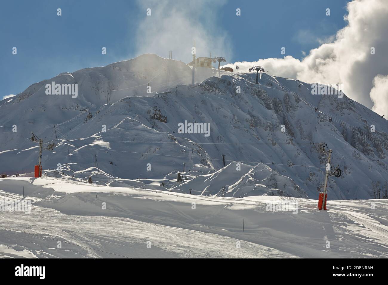 Bergskihänge, verschneite Alpenlandschaft Stockfoto