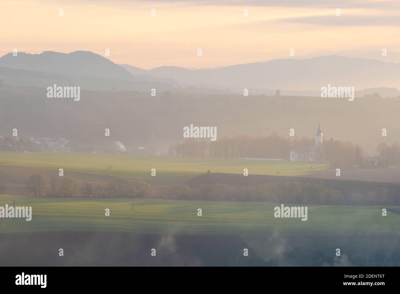 Nebliger Sonnenuntergang im Dorf Necpaly, Slowakei. Stockfoto