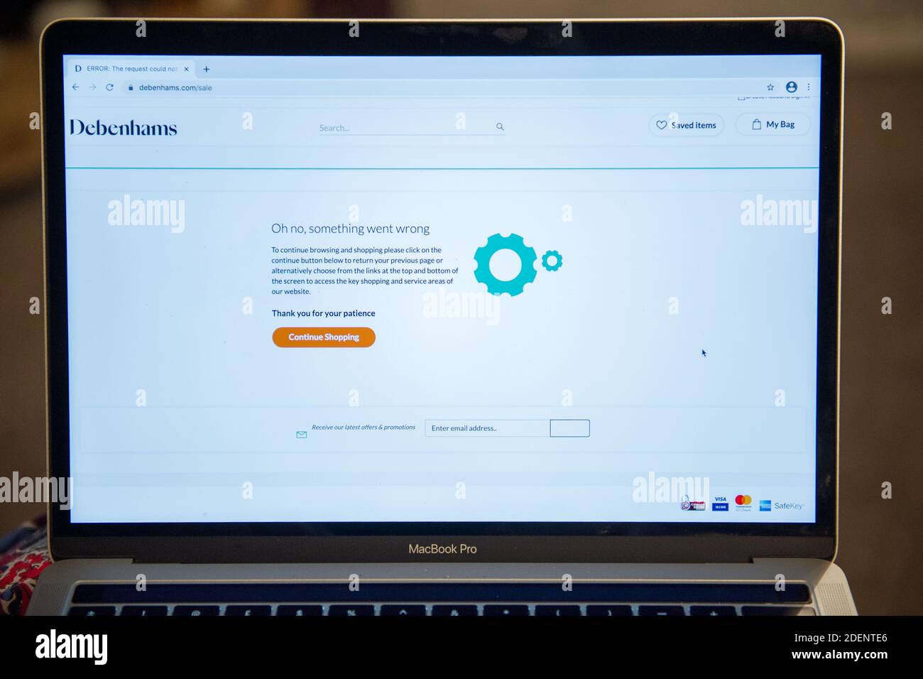 Glasgow, Schottland, Großbritannien. Dezember 2020. Im Bild: Die COVID-Pandemie beißt wieder, als der britische Einkaufsriese Deahnams ankündigt, nach 242 Jahren im Geschäft nach aufeinander folgenden Jahren schlechten Handels seine Türen zu schließen. Die Website Debenhams.com stellt Online-Käufer automatisch in eine virtuelle Warteschlange. Doch aufgrund der massiven Nachfrage an diesem Abend stürzt die Website ab und schießt Online-Nutzer wieder aus und in den Anfang der virtuellen Warteschlange. Quelle: Colin Fisher/Alamy Live News Stockfoto