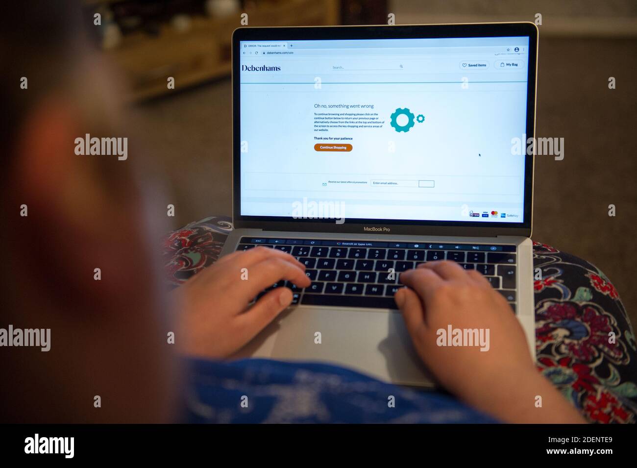 Glasgow, Schottland, Großbritannien. Dezember 2020. Im Bild: Die COVID-Pandemie beißt wieder, als der britische Einkaufsriese Deahnams ankündigt, nach 242 Jahren im Geschäft nach aufeinander folgenden Jahren schlechten Handels seine Türen zu schließen. Die Website Debenhams.com stellt Online-Käufer automatisch in eine virtuelle Warteschlange. Doch aufgrund der massiven Nachfrage an diesem Abend stürzt die Website ab und schießt Online-Nutzer wieder aus und in den Anfang der virtuellen Warteschlange. Quelle: Colin Fisher/Alamy Live News Stockfoto