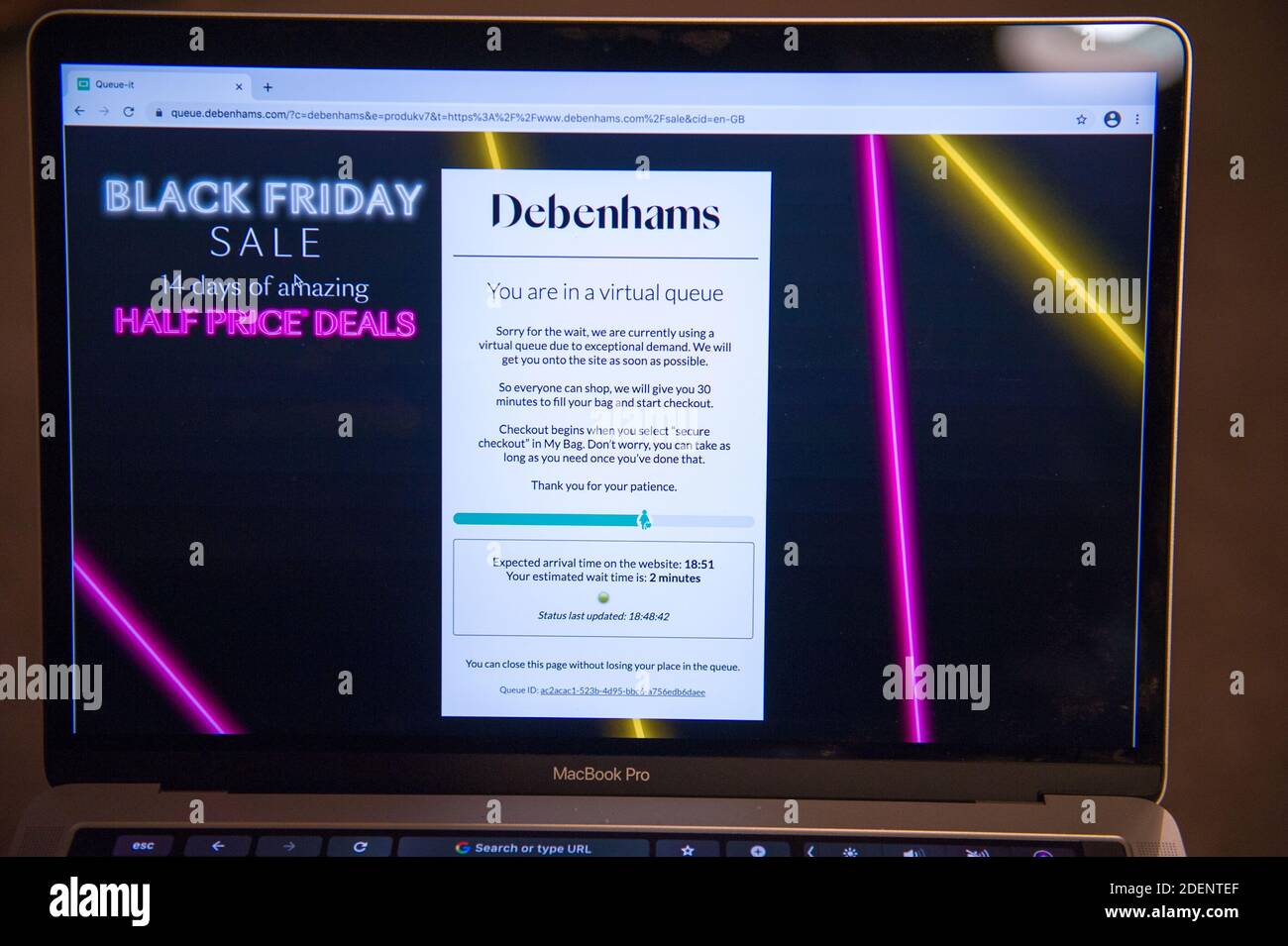Glasgow, Schottland, Großbritannien. Dezember 2020. Im Bild: Die COVID-Pandemie beißt wieder, als der britische Einkaufsriese Deahnams ankündigt, nach 242 Jahren im Geschäft nach aufeinander folgenden Jahren schlechten Handels seine Türen zu schließen. Die Website Debenhams.com stellt Online-Käufer automatisch in eine virtuelle Warteschlange. Doch aufgrund der massiven Nachfrage an diesem Abend stürzt die Website ab und schießt Online-Nutzer wieder aus und in den Anfang der virtuellen Warteschlange. Quelle: Colin Fisher/Alamy Live News Stockfoto