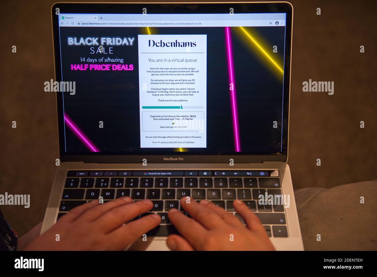 Glasgow, Schottland, Großbritannien. Dezember 2020. Im Bild: Die COVID-Pandemie beißt wieder, als der britische Einkaufsriese Deahnams ankündigt, nach 242 Jahren im Geschäft nach aufeinander folgenden Jahren schlechten Handels seine Türen zu schließen. Die Website Debenhams.com stellt Online-Käufer automatisch in eine virtuelle Warteschlange. Doch aufgrund der massiven Nachfrage an diesem Abend stürzt die Website ab und schießt Online-Nutzer wieder aus und in den Anfang der virtuellen Warteschlange. Quelle: Colin Fisher/Alamy Live News Stockfoto