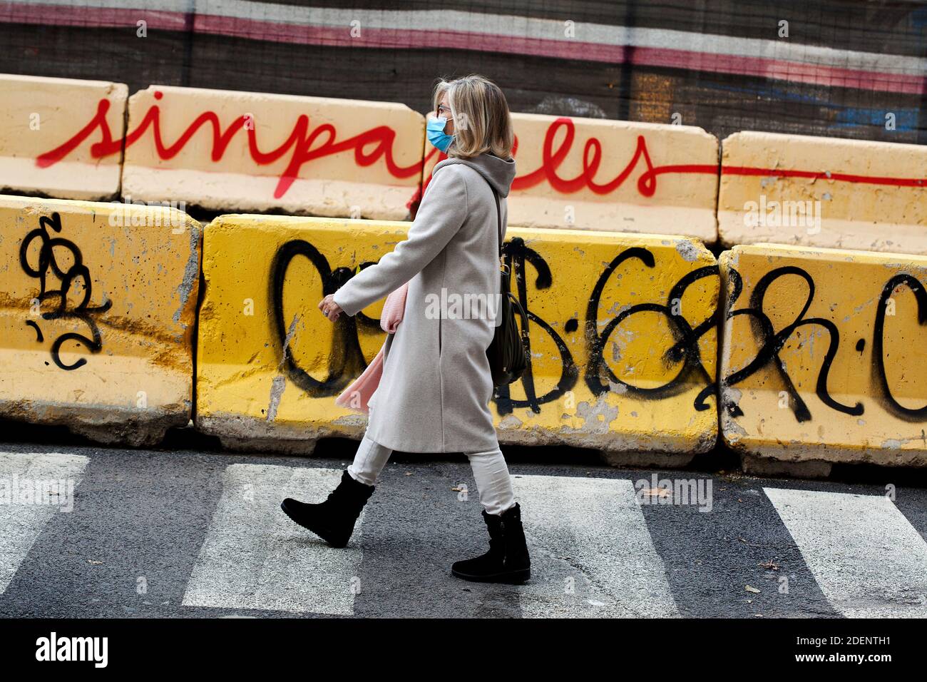 Frau, die schnell auf der Straße in Barcelona spazierengeht. Stockfoto