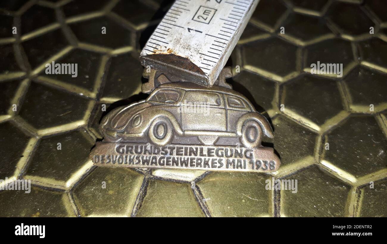 VW KdF Grundsteinlegung Volkswagen Werk 1938 - Zeichen VW Käfer Stockfoto