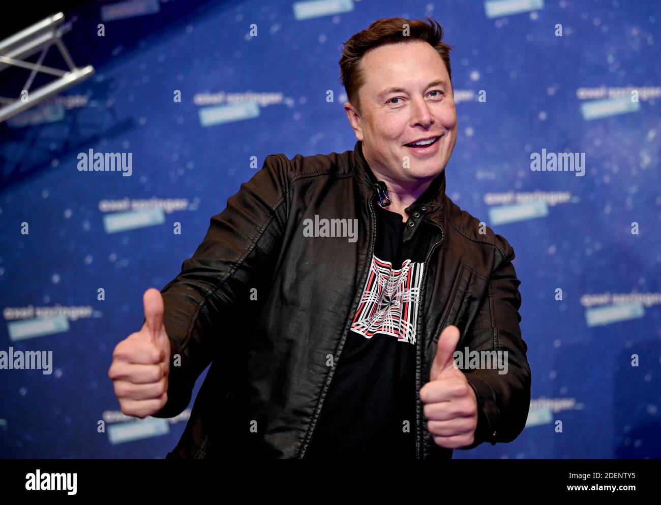 Berlin, Deutschland. Dezember 2020. Elon Musk, Leiter des Raumfahrtunternehmens SpaceX und Tesla-CEO, kommt zur Verleihung des Axel Springer Awards. Musk wird den diesjährigen Axel Springer Award entgegennehmen. Quelle: Britta Pedersen/dpa-Zentralbild/dpa-Pool/dpa/Alamy Live News Stockfoto