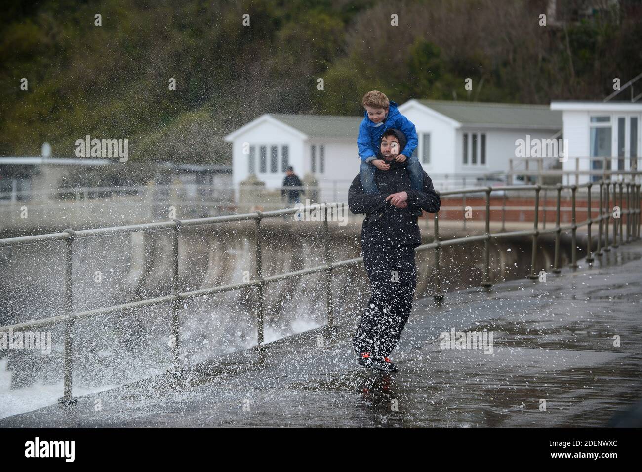 Vater und Sohn Familie immer nass von Meeresspray in Wentnor, Isle of Wight Stockfoto