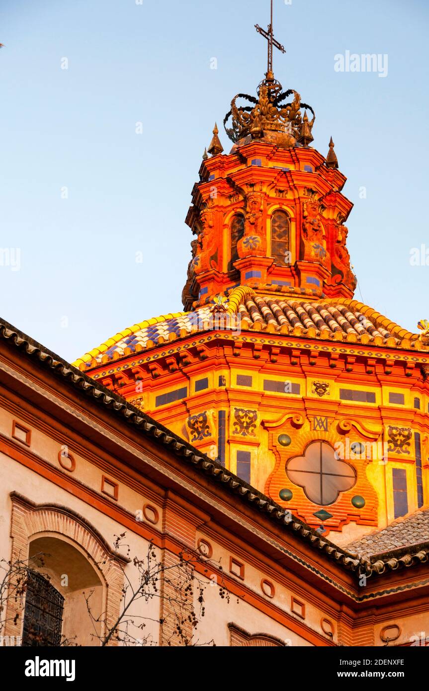 Barocke Santa María Magdalena in Sevilla mit achteckigen Kacheln, Spanien. Stockfoto