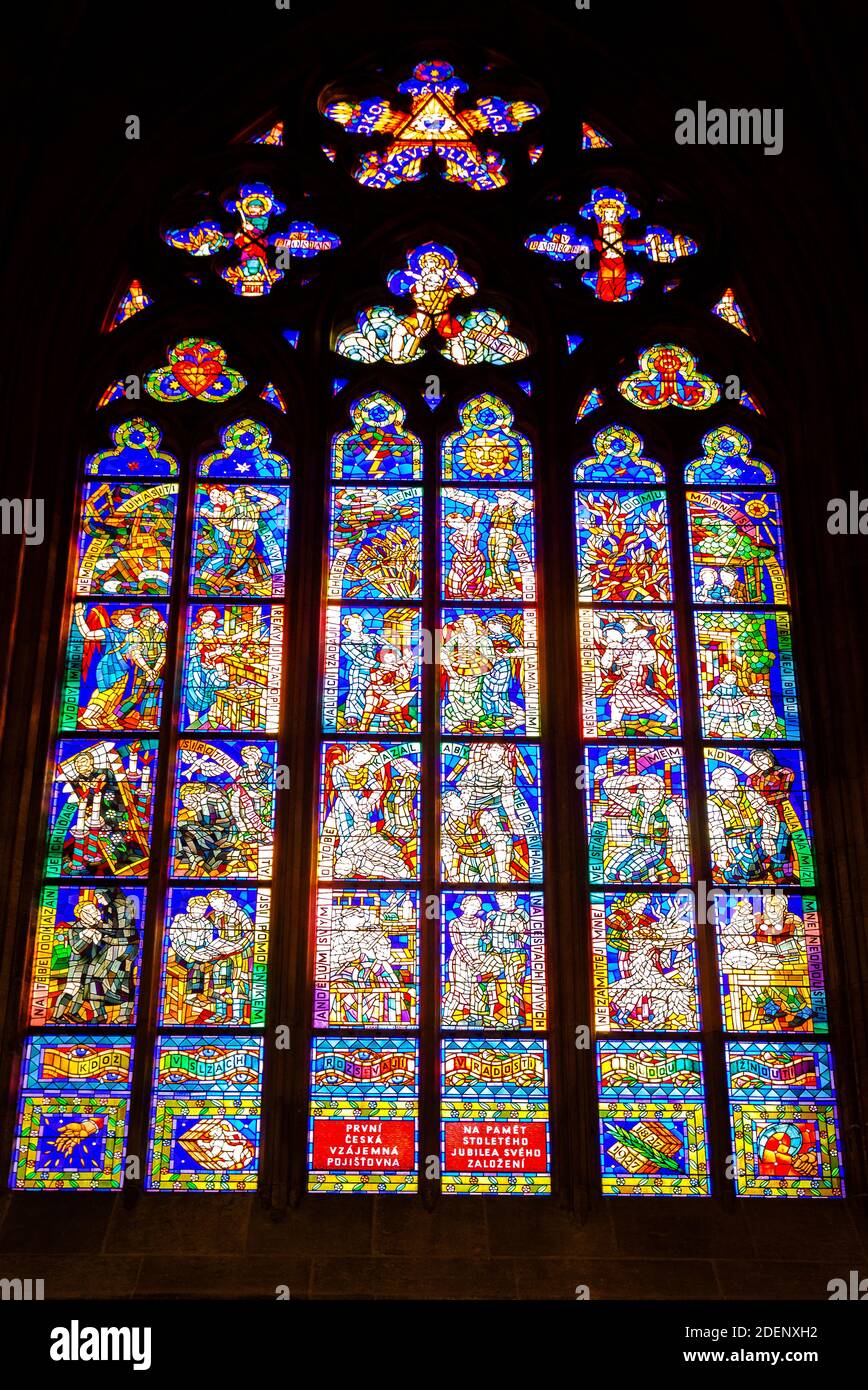 PRAG - 10. MÄRZ 2020: Veitsdom, Glasfenster der Tunov-Kapelle Stockfoto