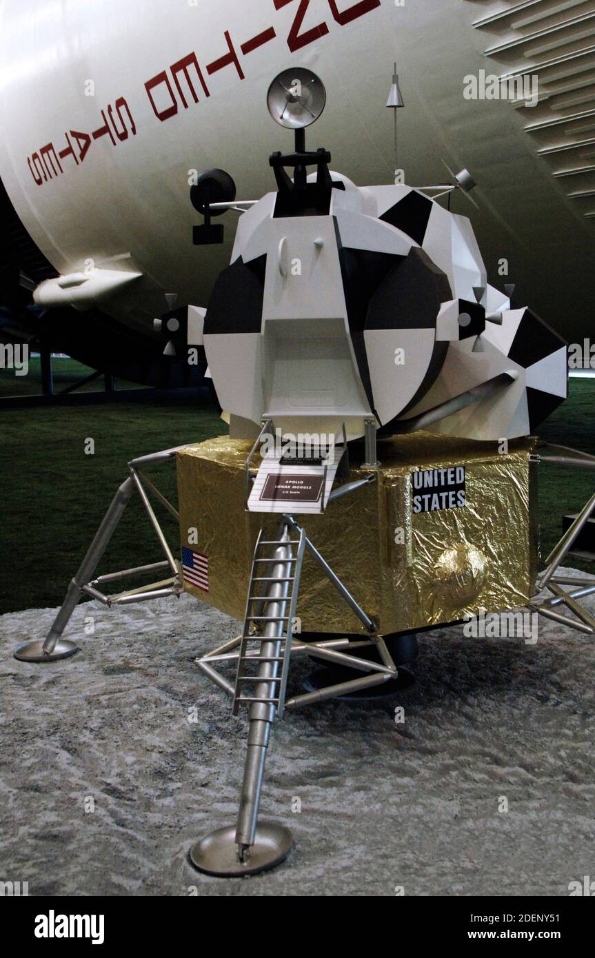 Saturn V Rocket. Entwickelt, um Astronauten auf den Apollo-Missionen der 60er und 70er Jahre zum Mond zu bringen. Apollo-Mondlandefähre (1968-1972). Skala 1/3. Lyndon B. Johnson Space Center (JSC). Houston. Bundesstaat Texas. Vereinigte Staaten von Amerika. Stockfoto