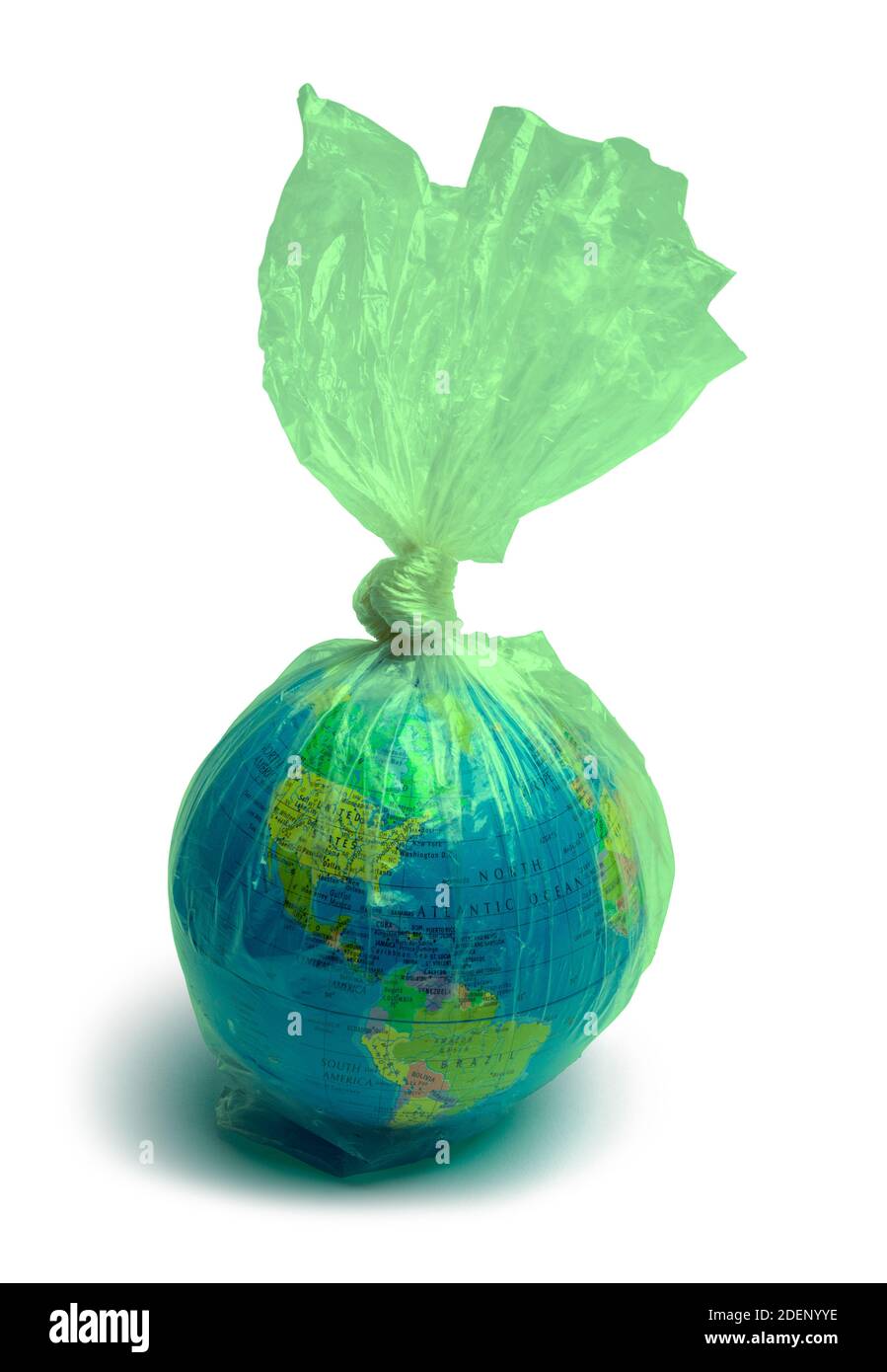 Planet Erde in grünen Müllbeutel auf Weiß ausgeschnitten. Stockfoto