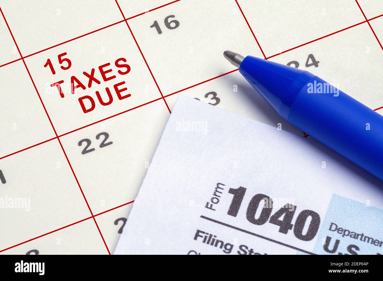 Kalender Steuern fällig mit Formular 1040 und Stift. Stockfoto